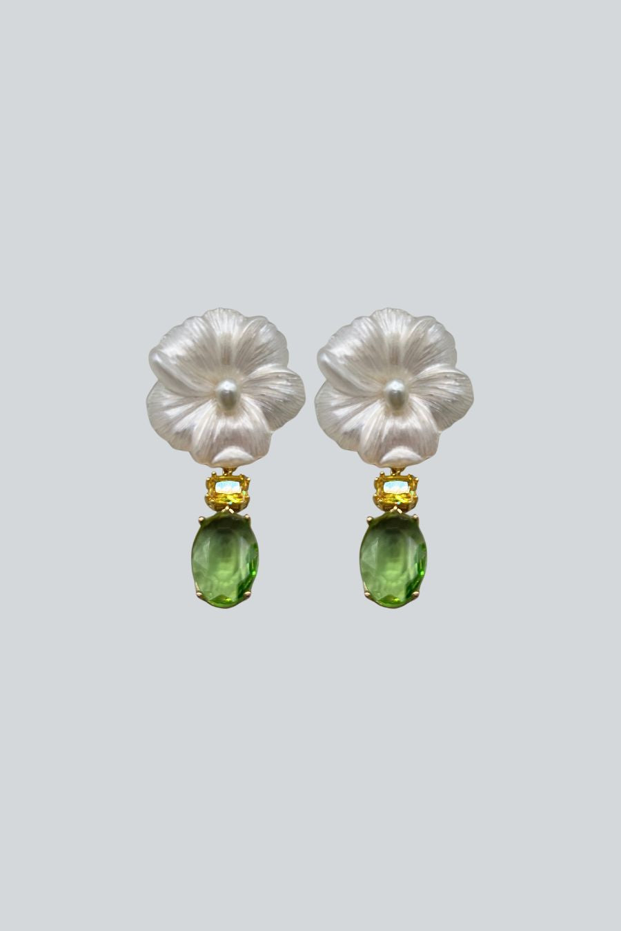 ARETES FLOR BLANCA CRISTAL AMARILLO VERDE