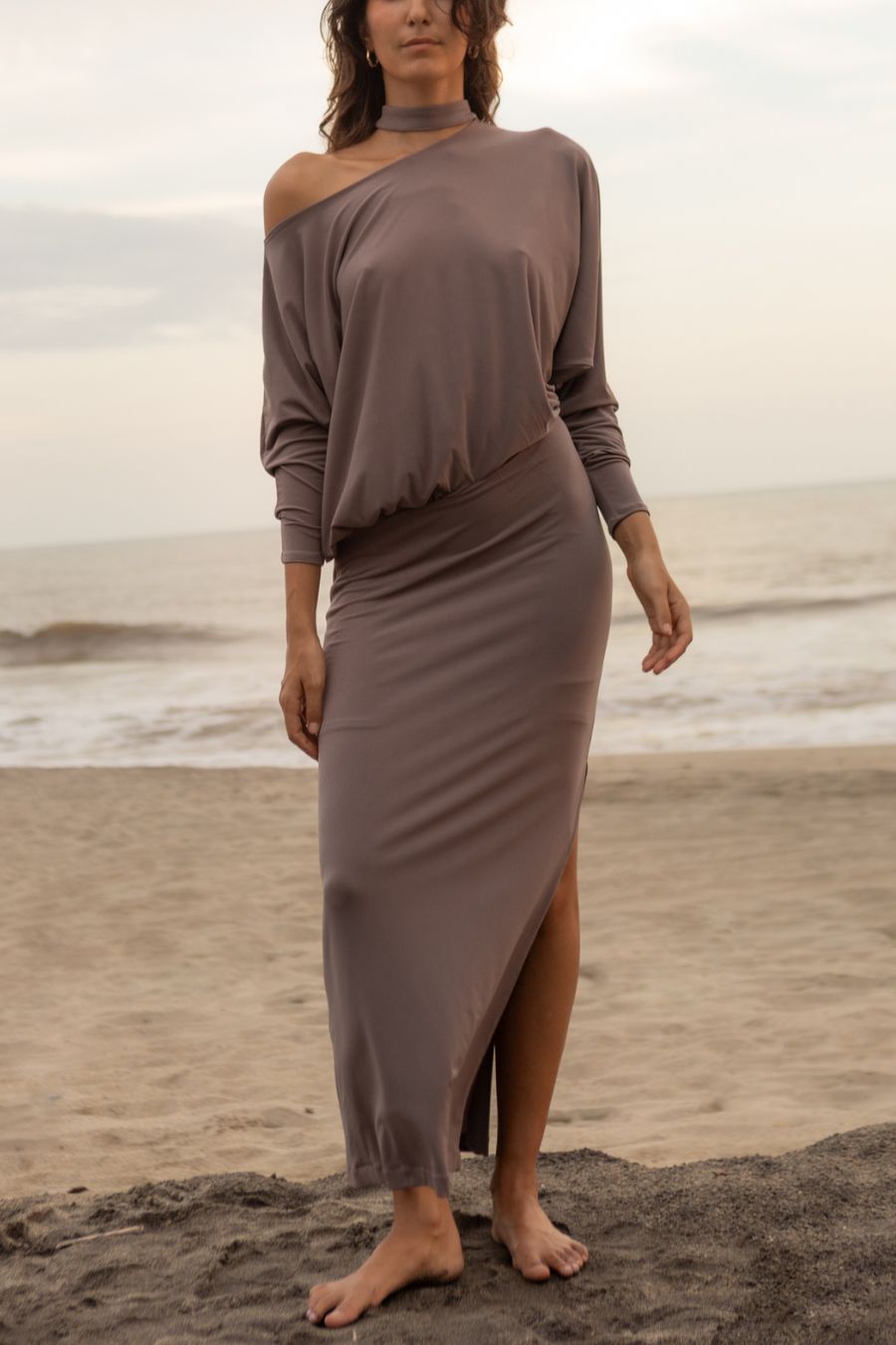 Vestido largo de un hombro con mangas largas.