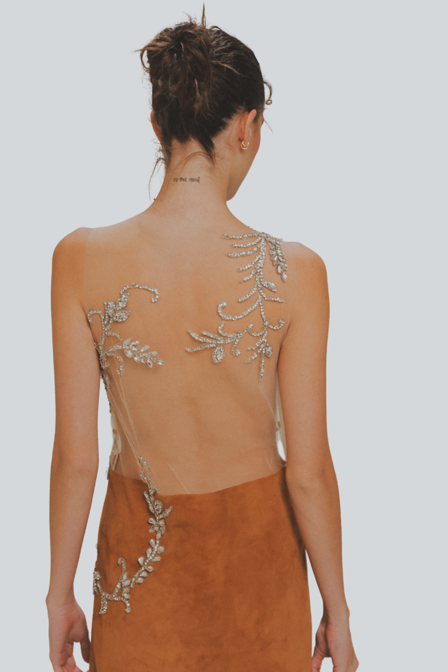 Vestido corto con cuerpo bordado y falda de gamuza de Amkie Gamus, vista posterior.