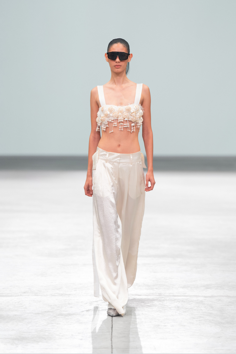 Top bordado color ivory de Amkie Gamus, vista en pasarela.