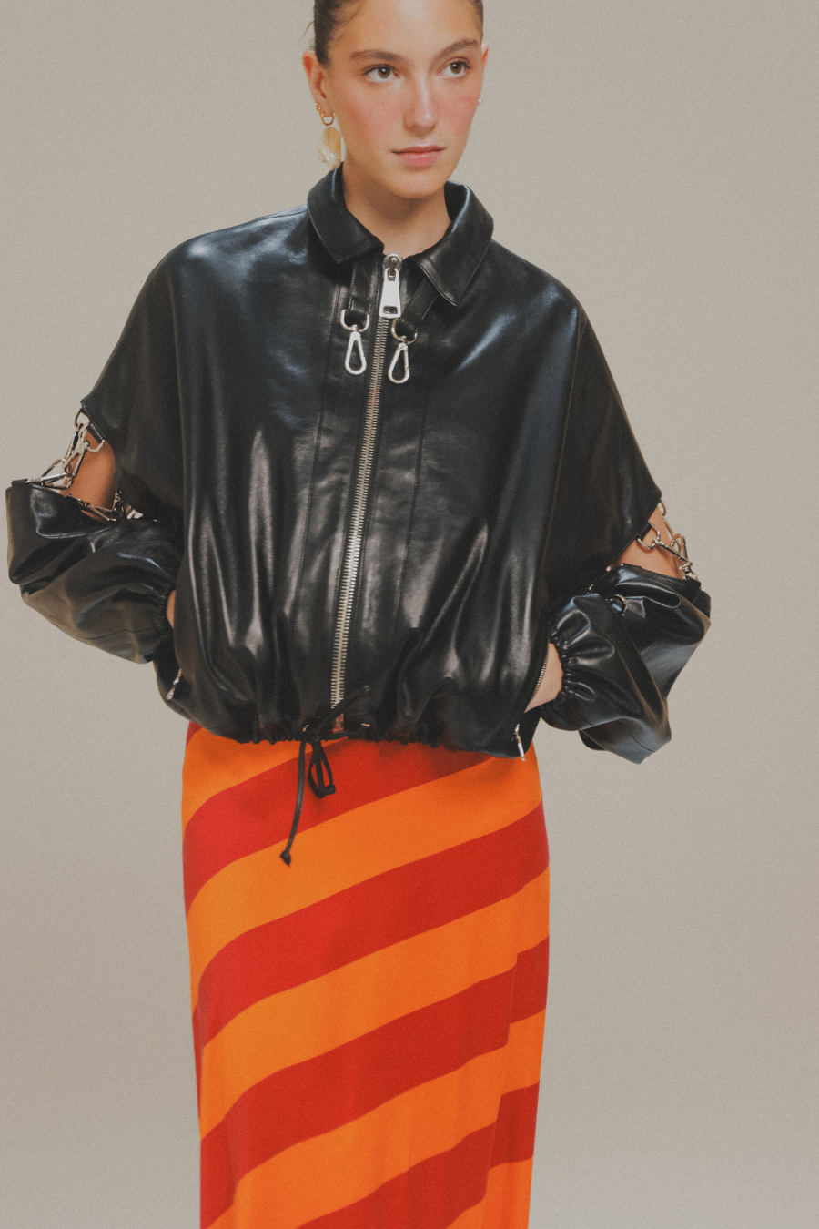 Chamarra Bomber Langosta de piel de cordero negra con mangas desmontables de Amkie Gamus, vista en modelo.
