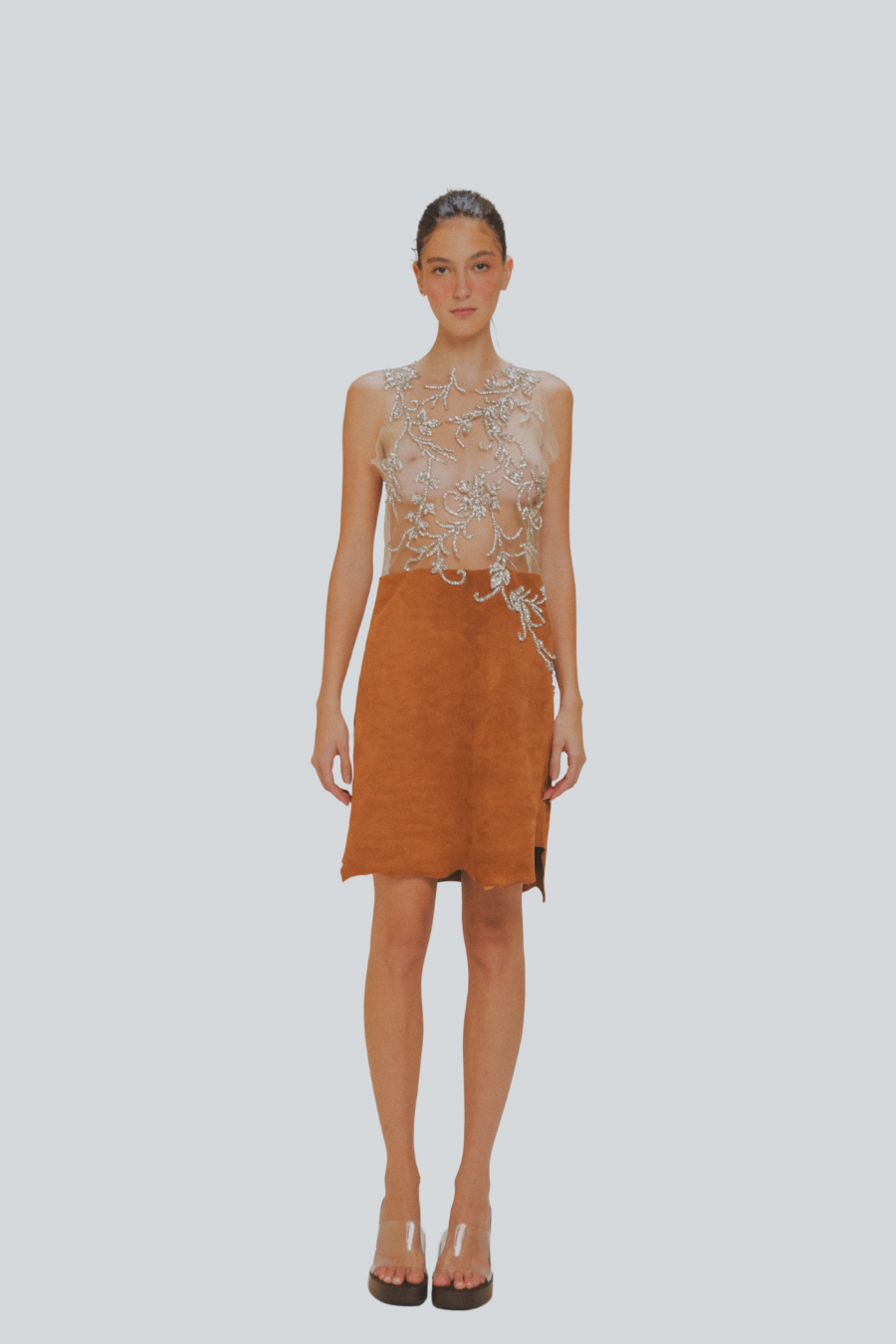 Vestido corto con cuerpo bordado y falda de gamuza de Amkie Gamus, vista en modelo.