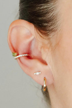 Earcuff de oro con peridoto y zirconias UGGA Juliet Aurel