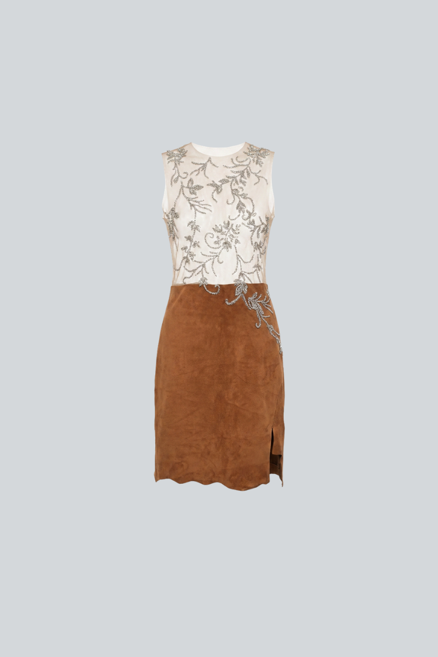Vestido corto con cuerpo bordado y falda de gamuza de Amkie Gamus, vista frontal.