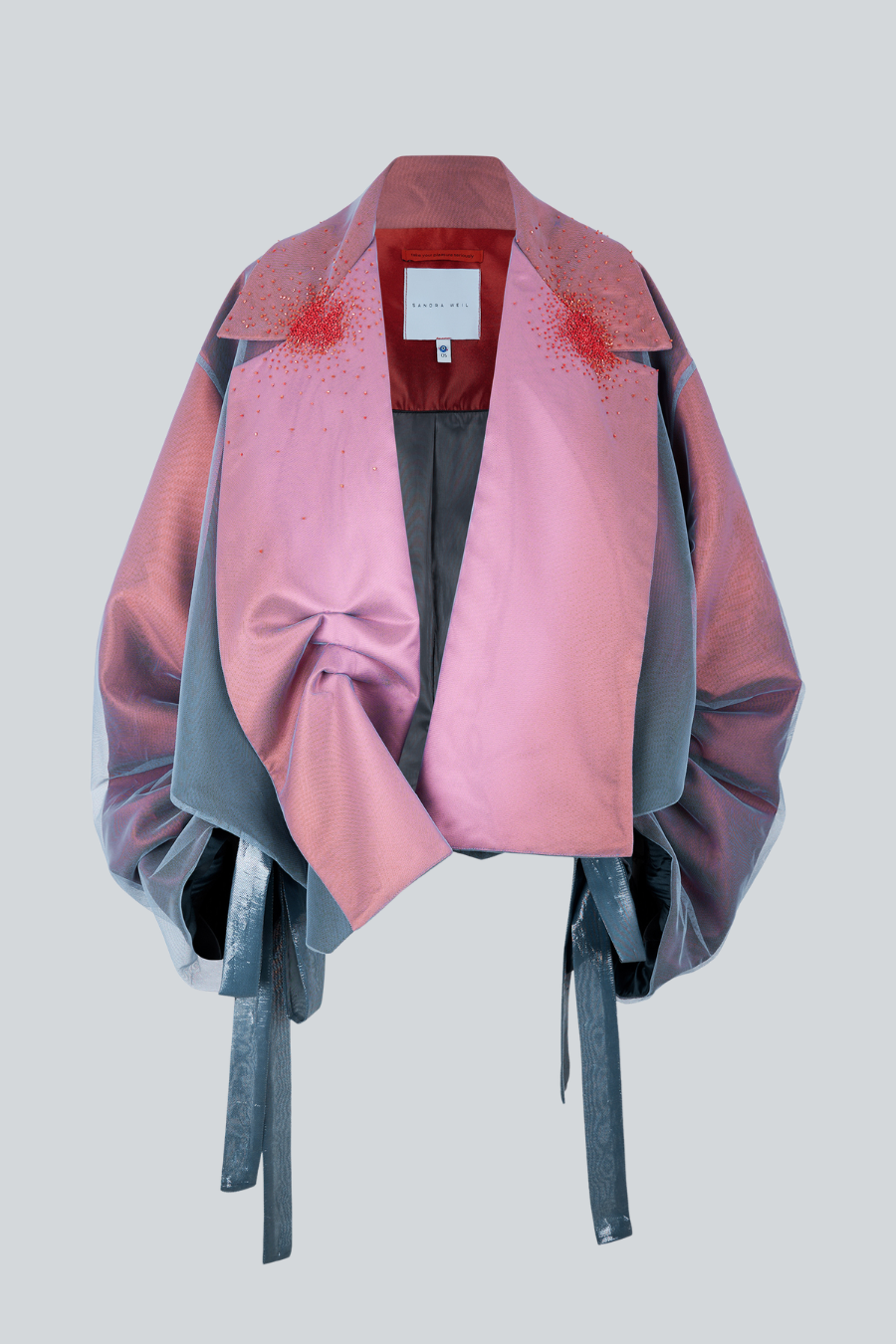 Abrigo Aura oversized con mangas farol, lazos y frente asimétrico