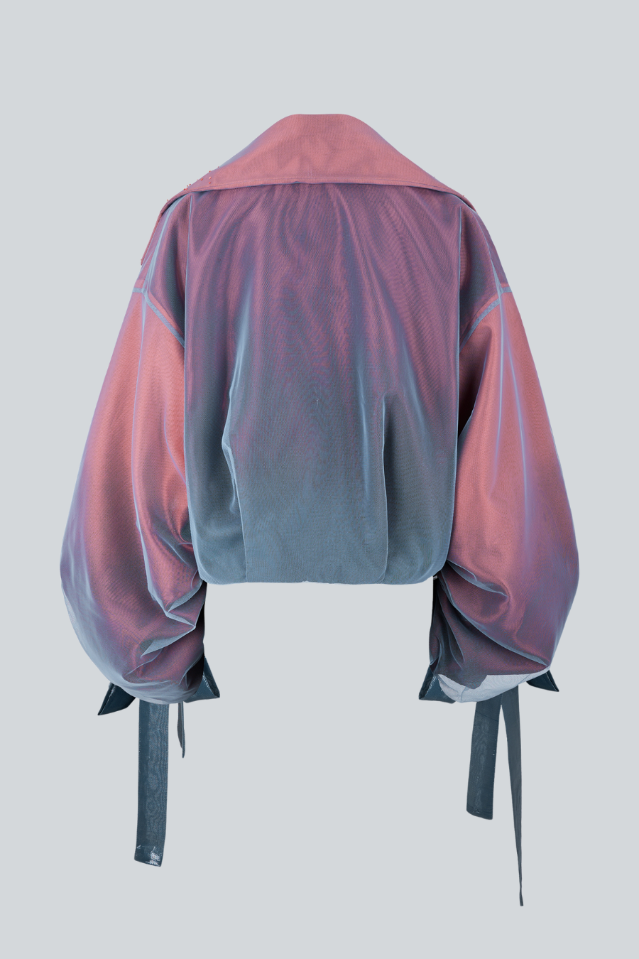 Abrigo Aura oversized visto por detrás con mangas voluminosas