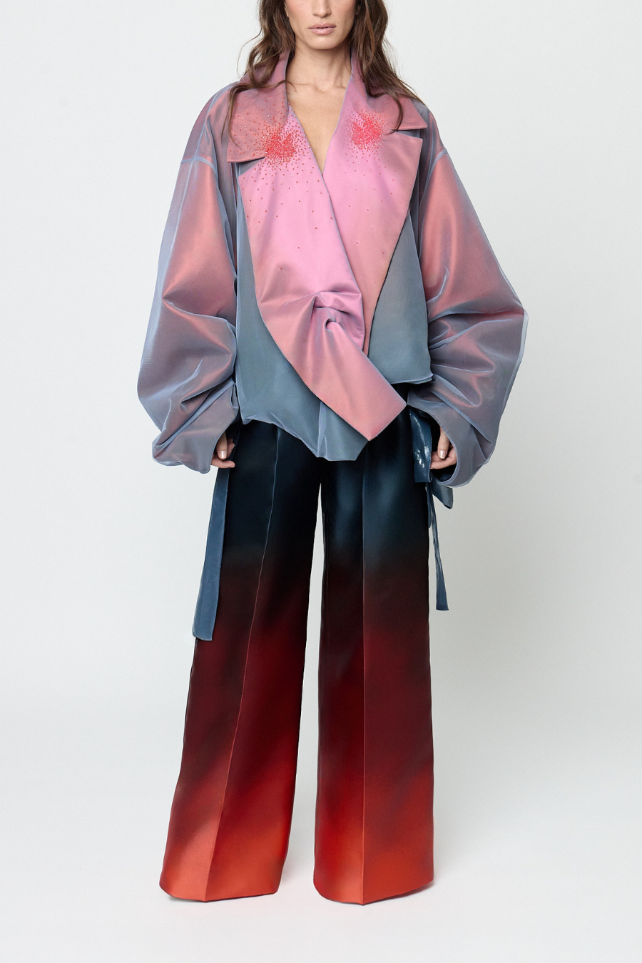 Abrigo Aura oversized con mangas farol, lazos y frente asimétrico vista en modelo