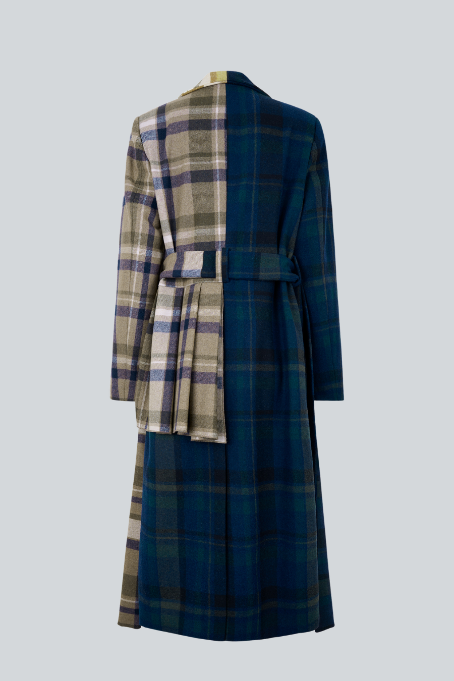 Abrigo de lana tartan de diseñador mexicano Sandra Weil.