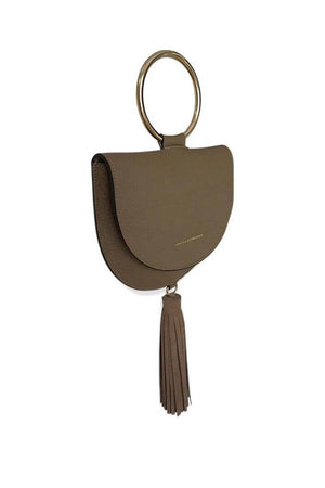 Bolso color mocha con asa pulsera UGGA Oriana Rodríguez