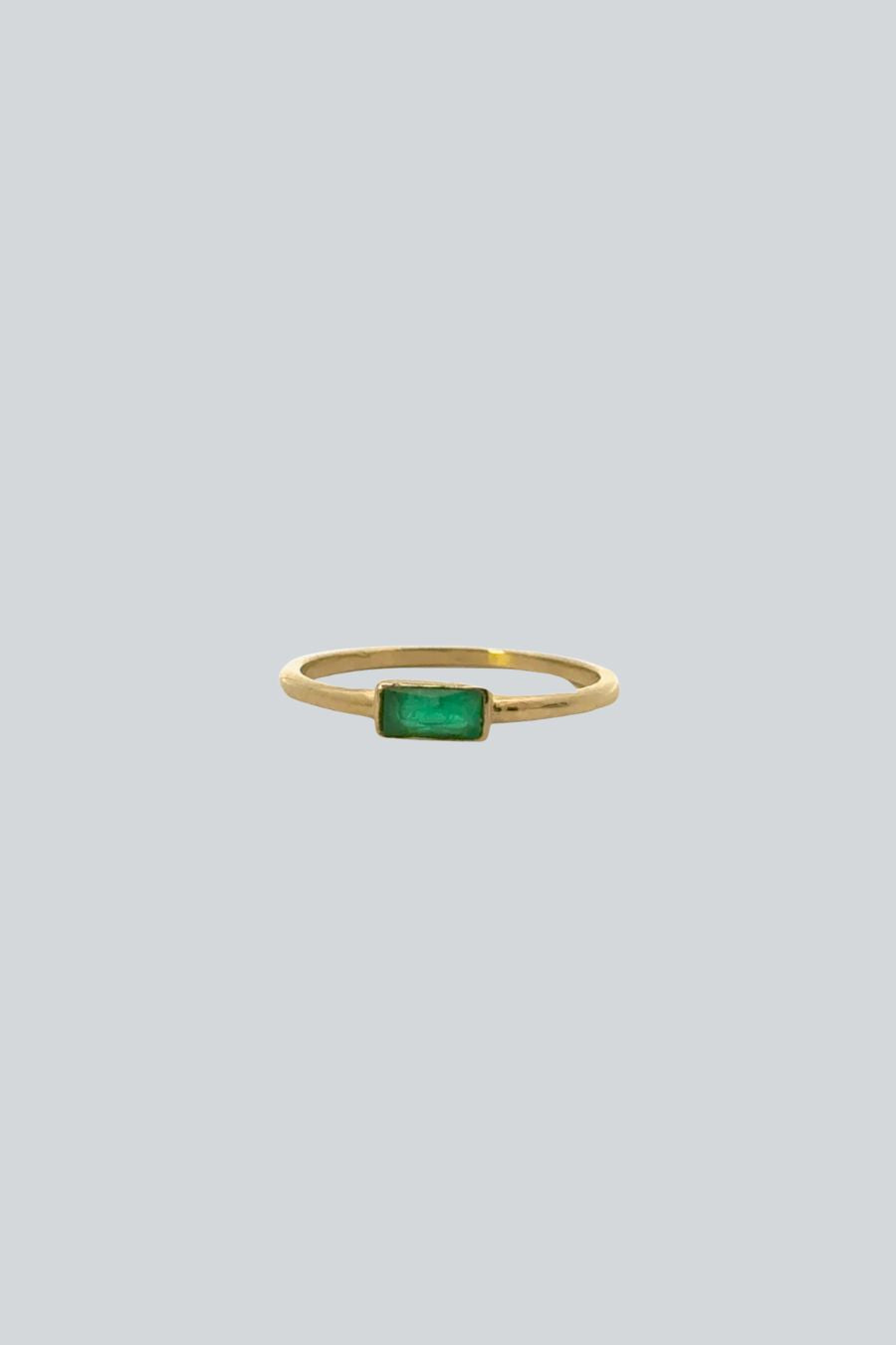 anillo con una zirconia rectangular verde