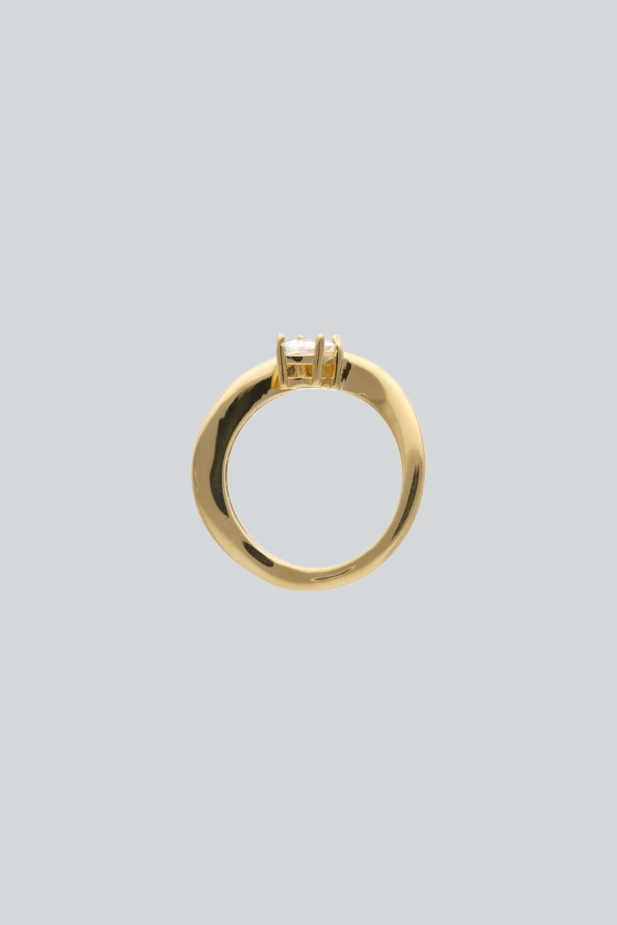 anillo con una zirconia rectangular