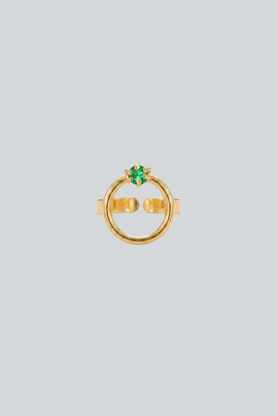 Anillo Aluna circular con esmeralda y baño de oro de 24K de Catalina Beuth.
