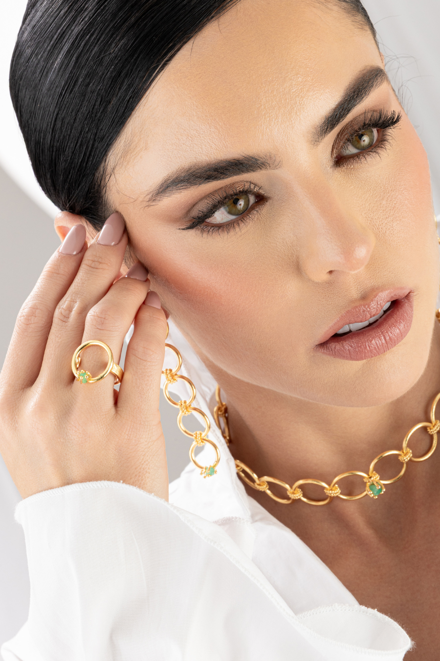 Anillo de oro 24K con esmeralda de Catalina Beuth.
