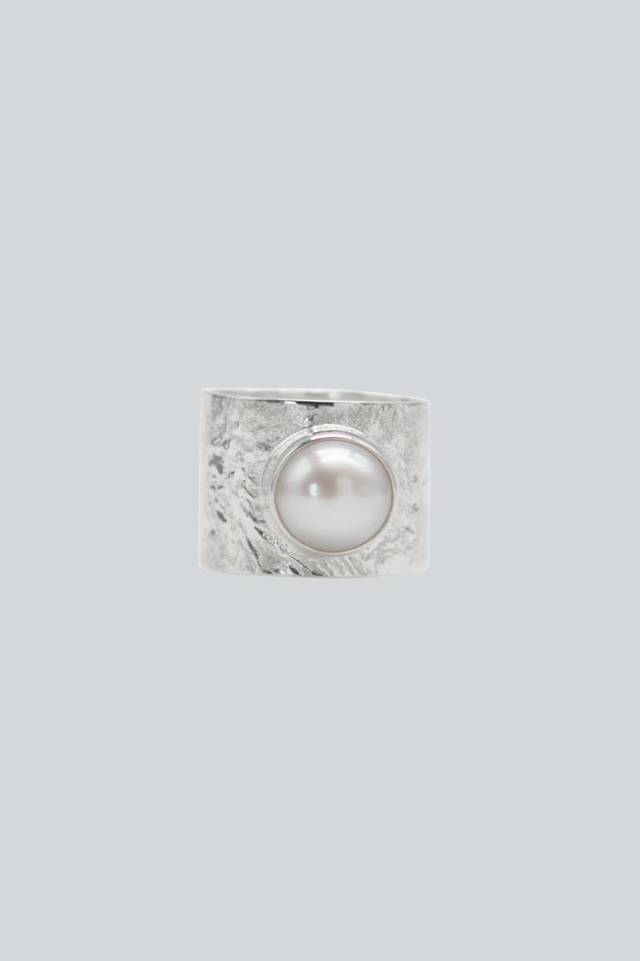 Anillo Centro de KARIZIA en plata .925 con cuerpo ancho texturizado y perla central