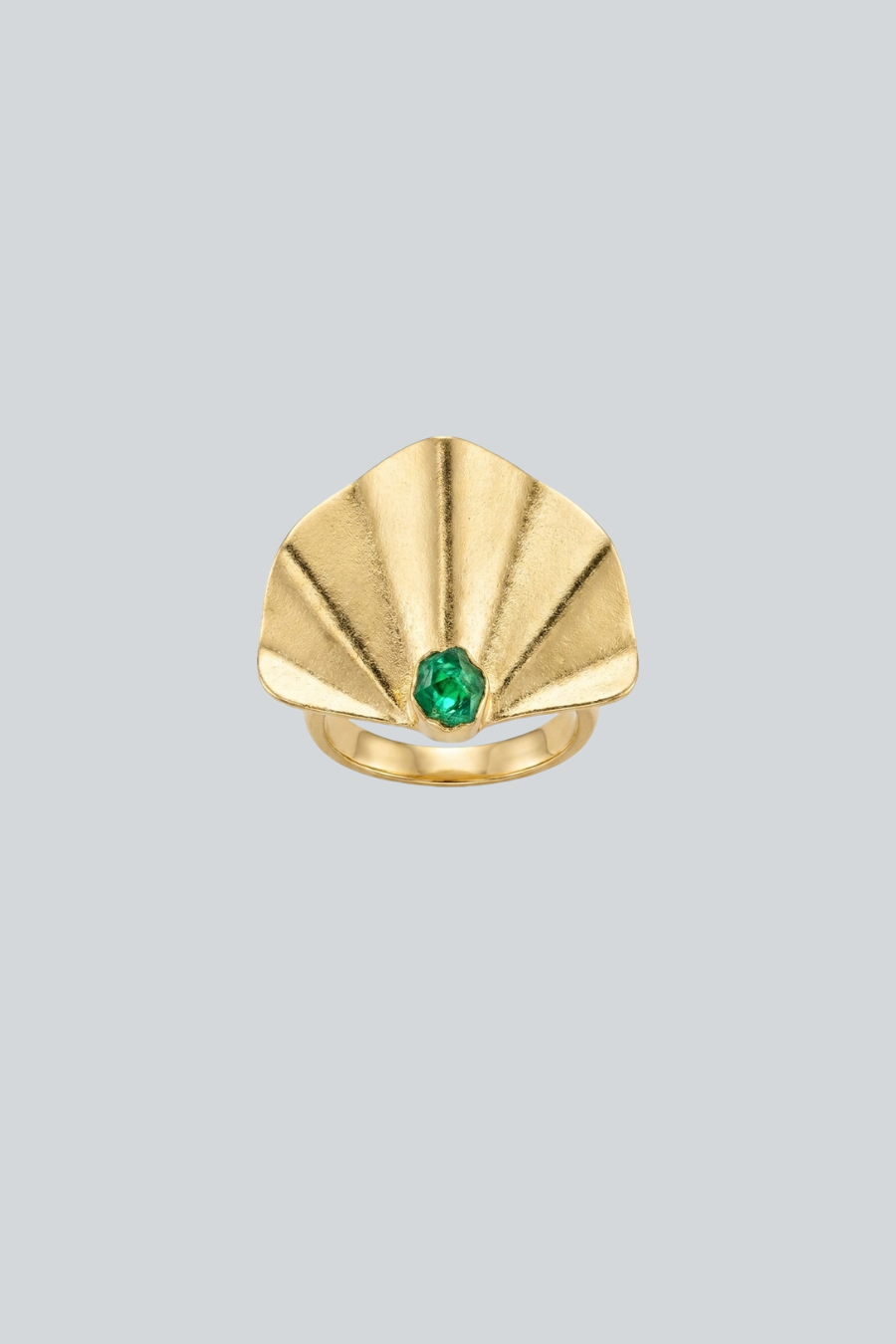Anillo Demeter en forma de abanico con esmeralda y baño de oro de 24K de Catalina Beuth.