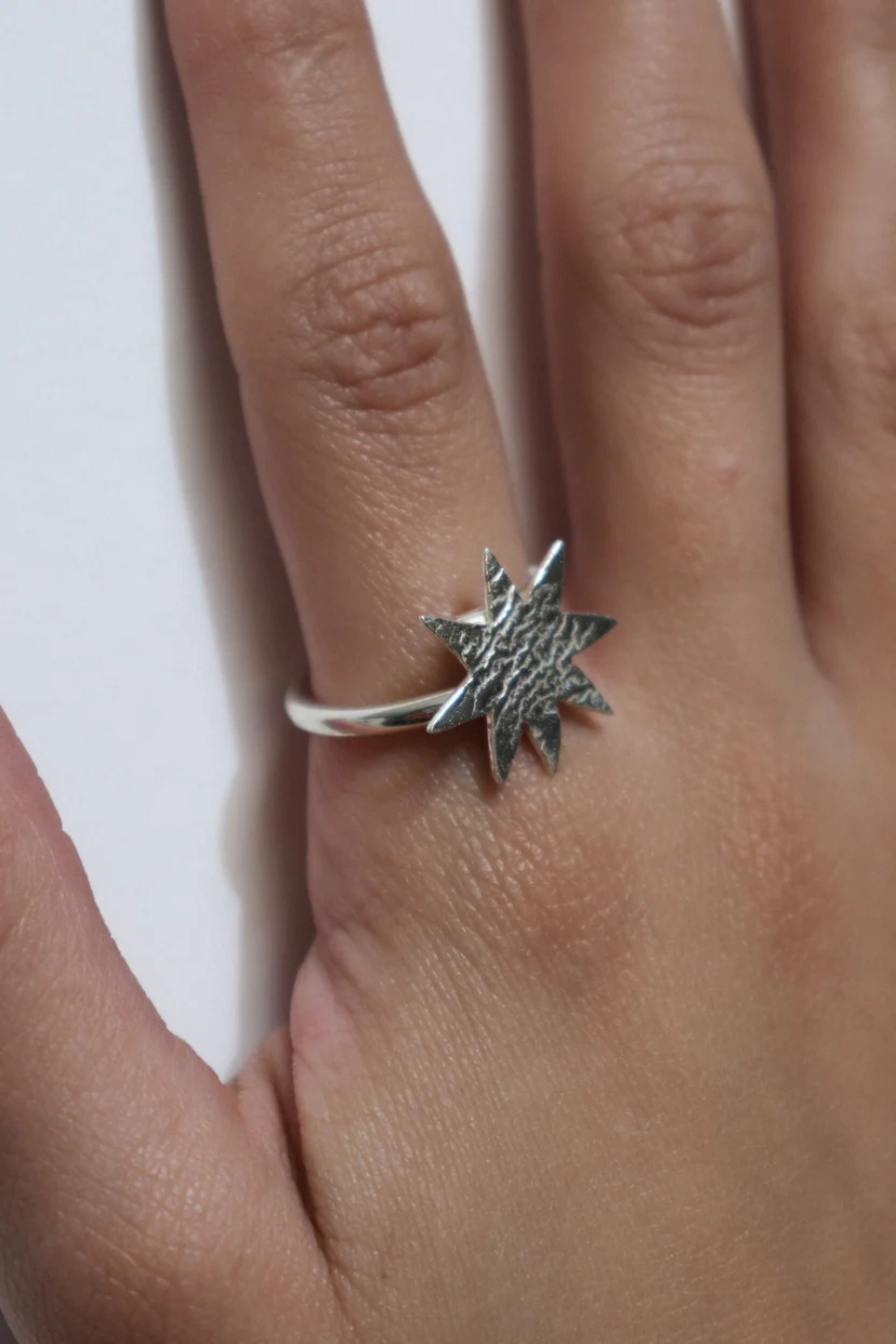 Anillo Destello de KARIZIA en plata .925 con figura de puntas al frente y aro texturizado vista en modelo