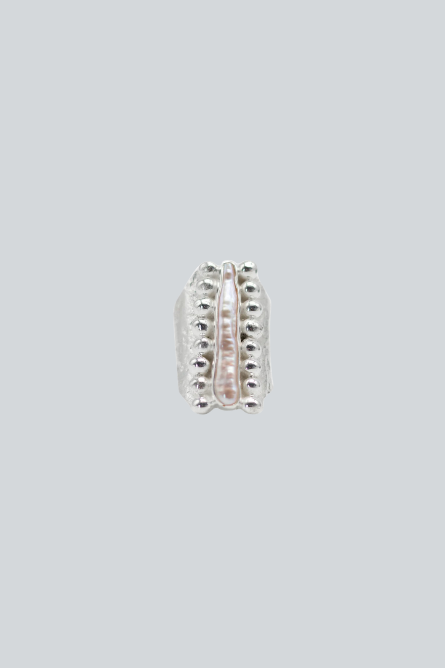 Anillo Nácar de KARIZIA en plata .925 con cuerpo texturizado, detalles esféricos y perla Biwa central