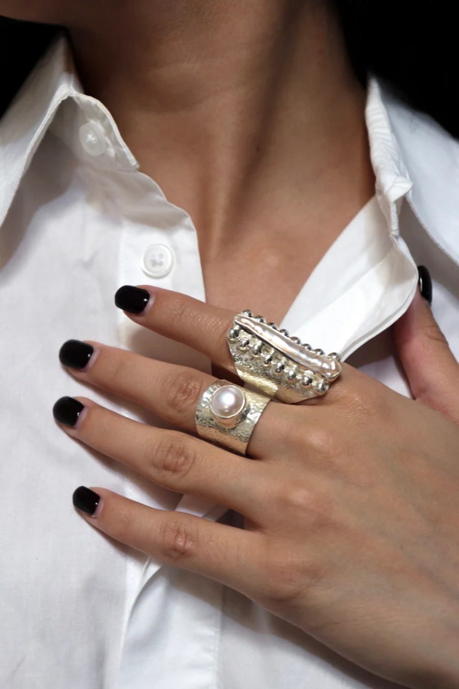 Anillo Nácar de KARIZIA en plata .925 con cuerpo texturizado, detalles esféricos y perla Biwa central vista en modelo