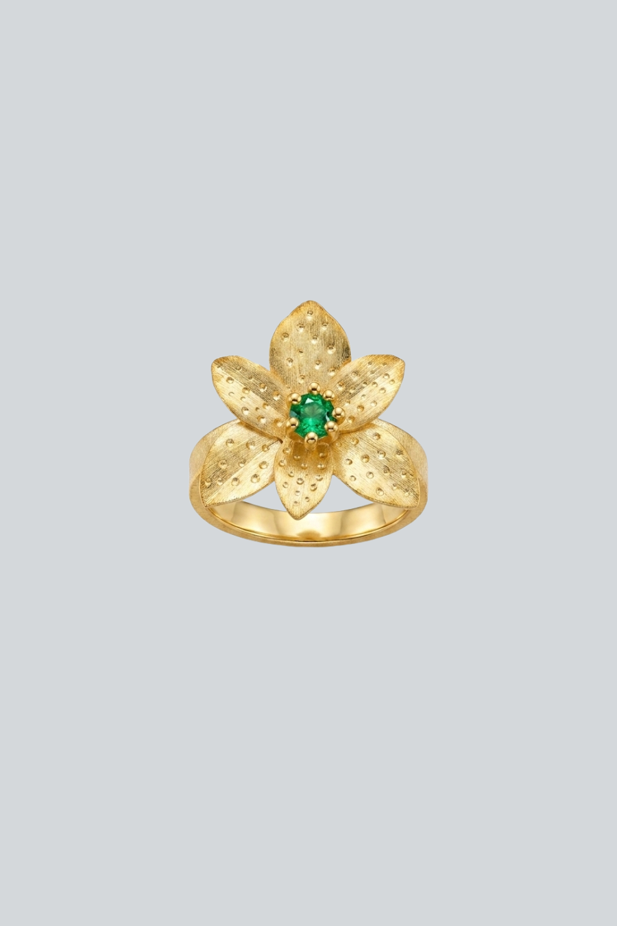 Anillo Talia de Catalina Beuth en baño de oro de 24K con forma de flor y esmeralda central