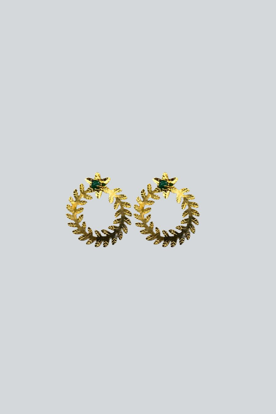 Aretes elaborados a mano con bronce en chapa de oro de 24k con esmeraldas naturales.