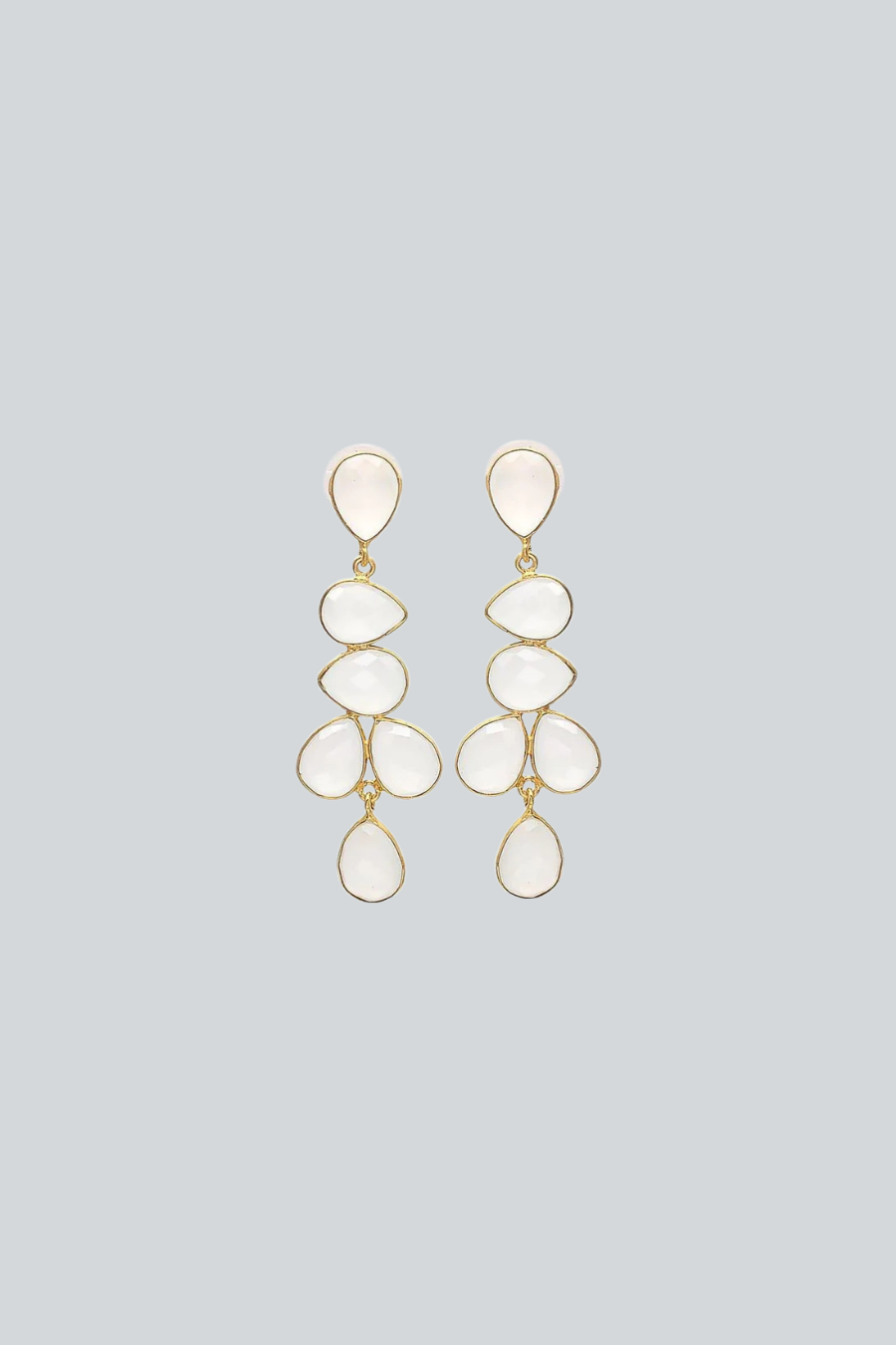 Pendientes Narciso de Mestiza Joyas con seis piedras naturales en forma de gota dispuestas en un diseño orgánico y elegante.