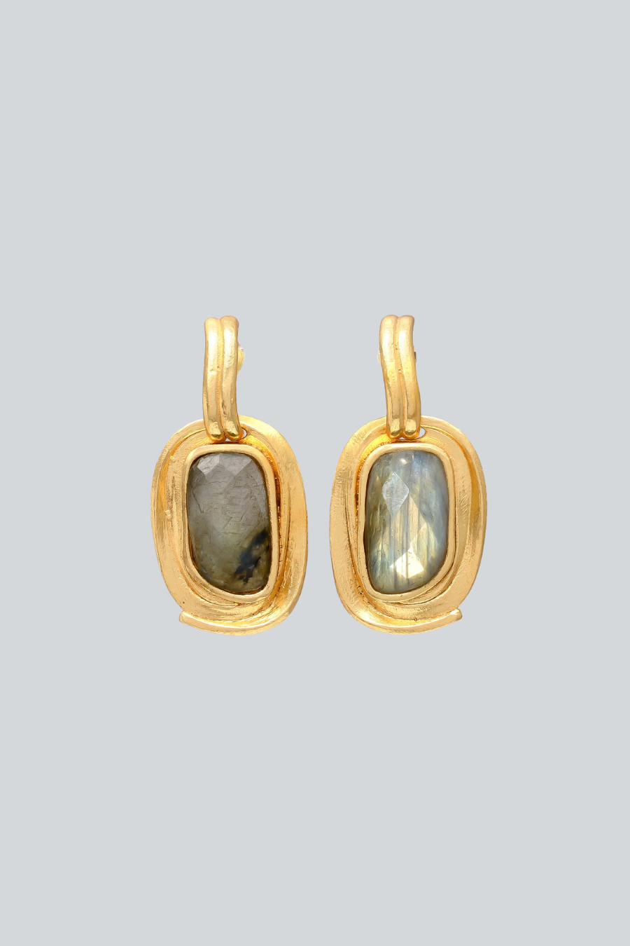 Aretes de Mestiza Joyas con piedra natural ovalada en un diseño ligero de inspiración vintage y estilo contemporáneo.