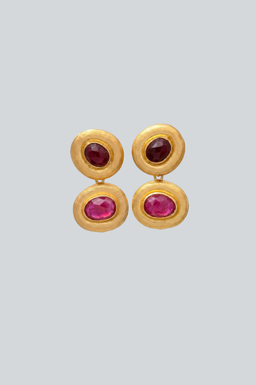 Aretes Acacia de Mestiza Joyas con piedras naturales y círculos dorados desmontables, diseño versátil dos en uno.