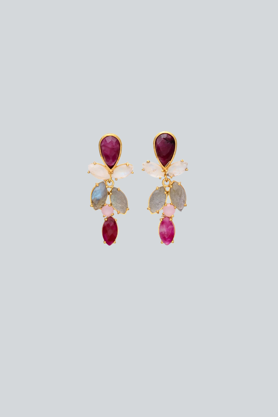 Pendientes de Mestiza Joyas con siete piedras naturales rosa de diferentes formas y tamaños en un diseño orgánico inspirado en una planta.