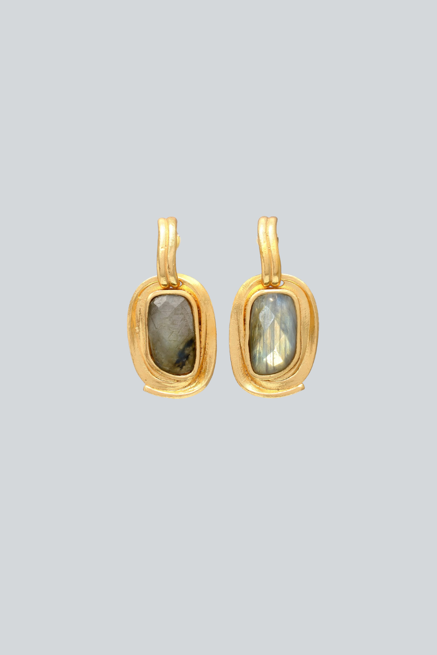 Aretes de Mestiza Joyas con piedra natural ovalada en un diseño ligero de inspiración vintage y estilo contemporáneo.