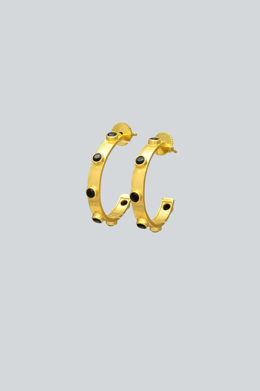 Arracadas doradas de Mestiza Joyas con pequeñas piedras naturales redondas incrustadas y diseño elegante.