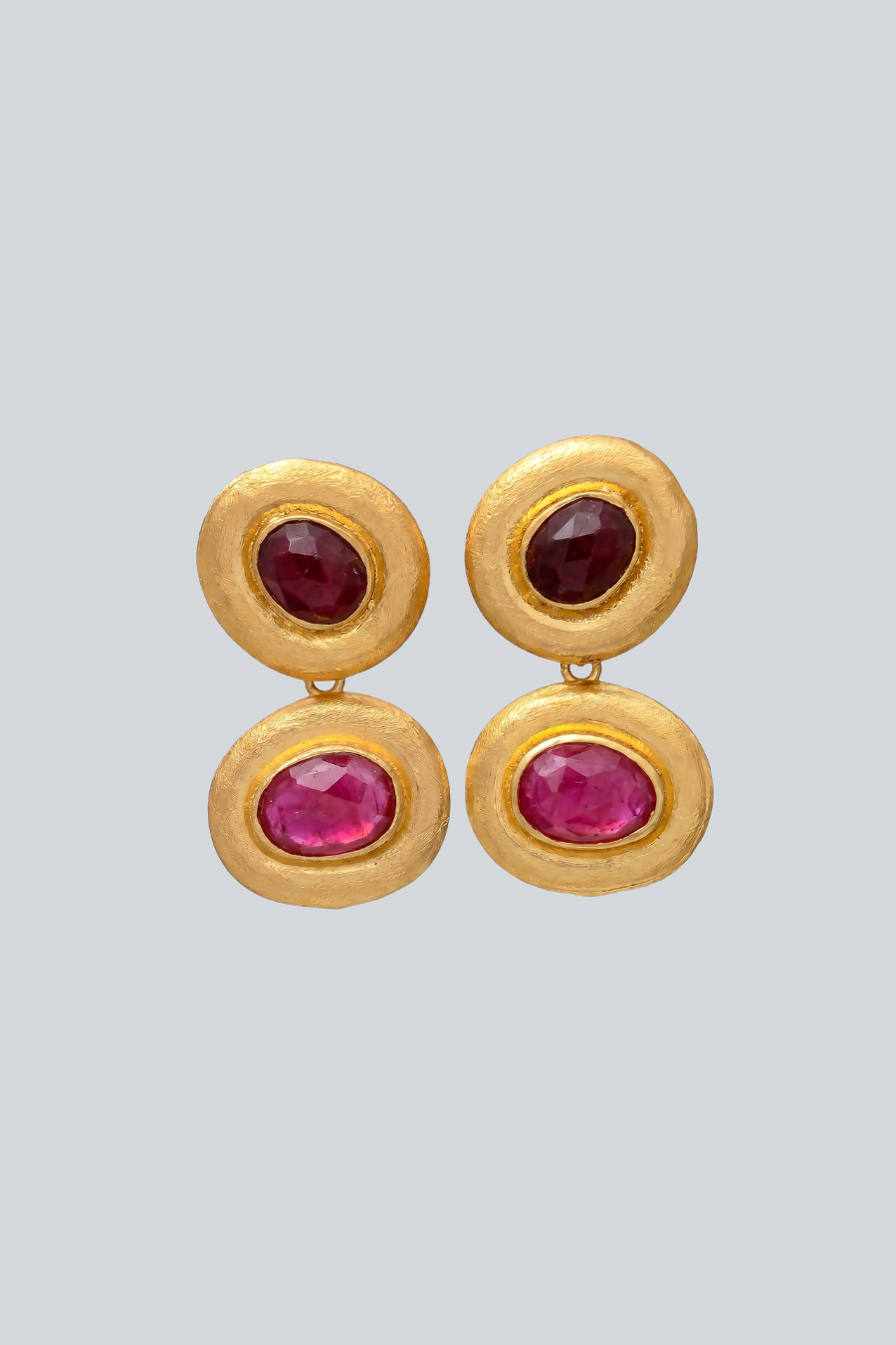 Aretes Acacia de Mestiza Joyas con piedras naturales y círculos dorados desmontables, diseño versátil dos en uno.