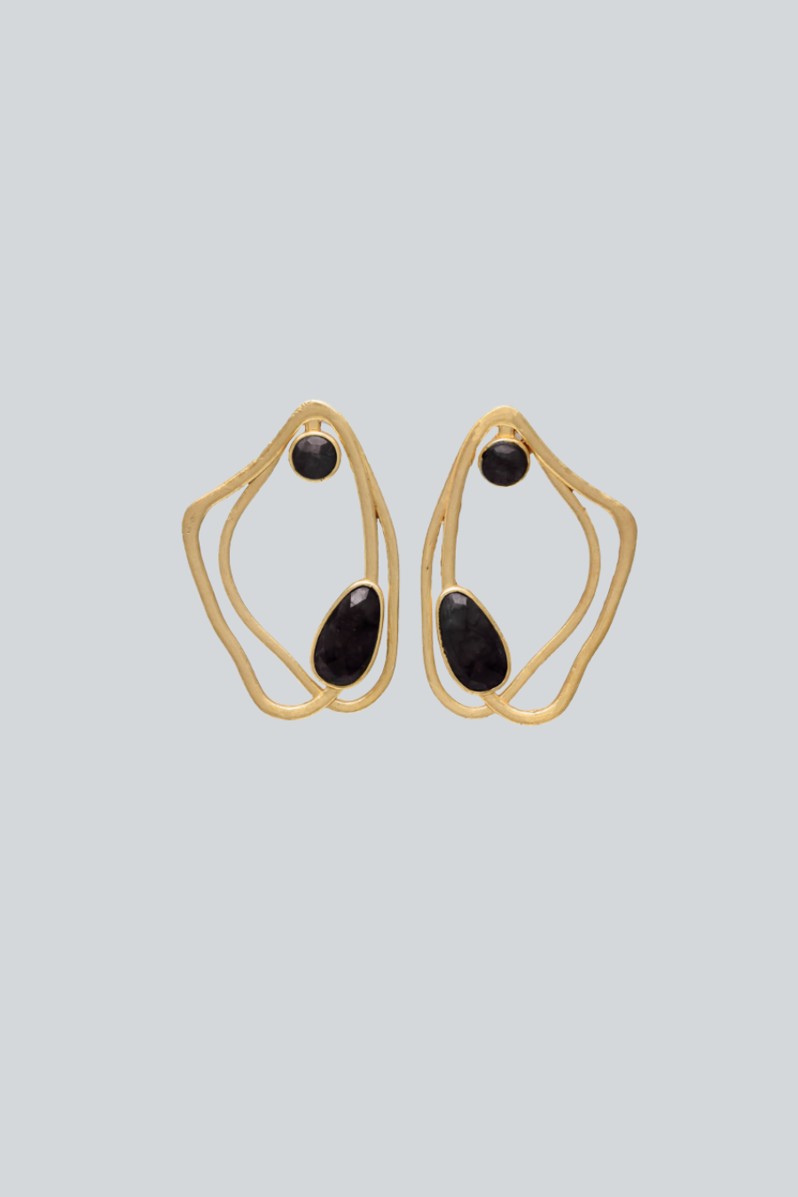 Aretes ovalados de Mestiza Joyas con dos piedras naturales, vista frontal.