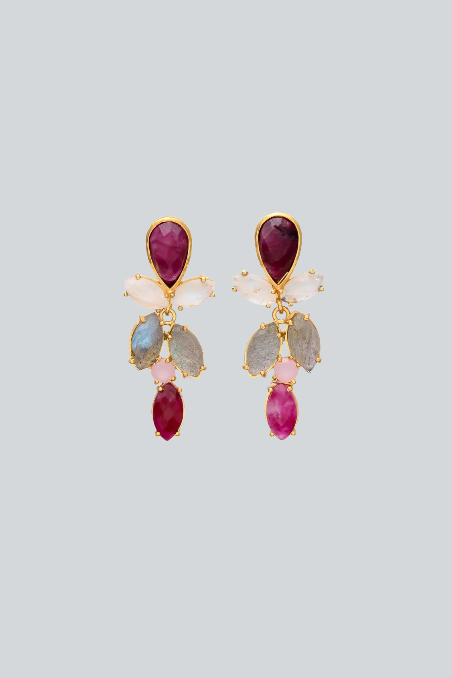 Pendientes de Mestiza Joyas con siete piedras naturales rosa de diferentes formas y tamaños en un diseño orgánico inspirado en una planta.