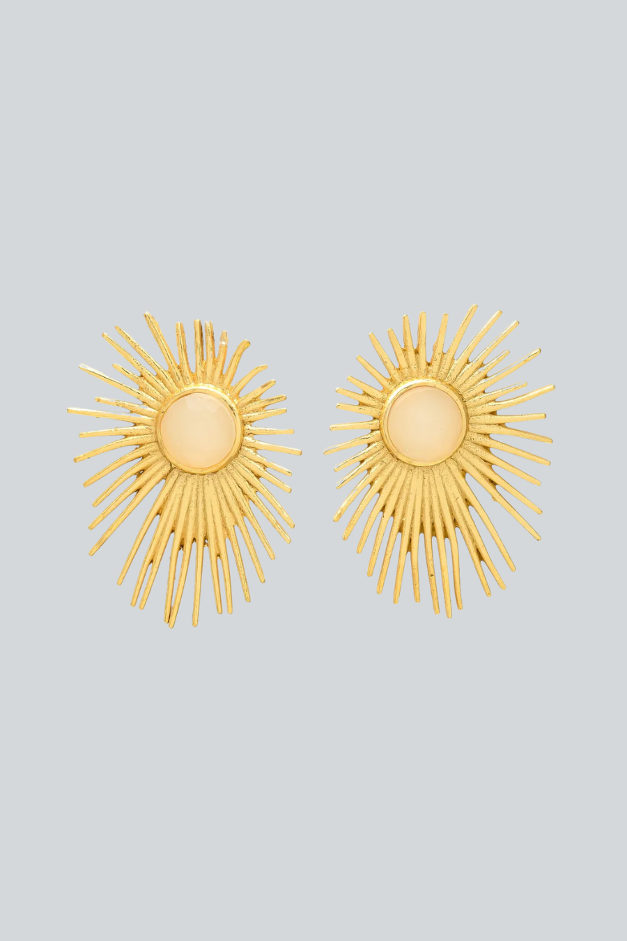 Aretes de Mestiza Joyas con piedra natural circular rodeada por un abanico dorado de diseño orgánico y elegante.