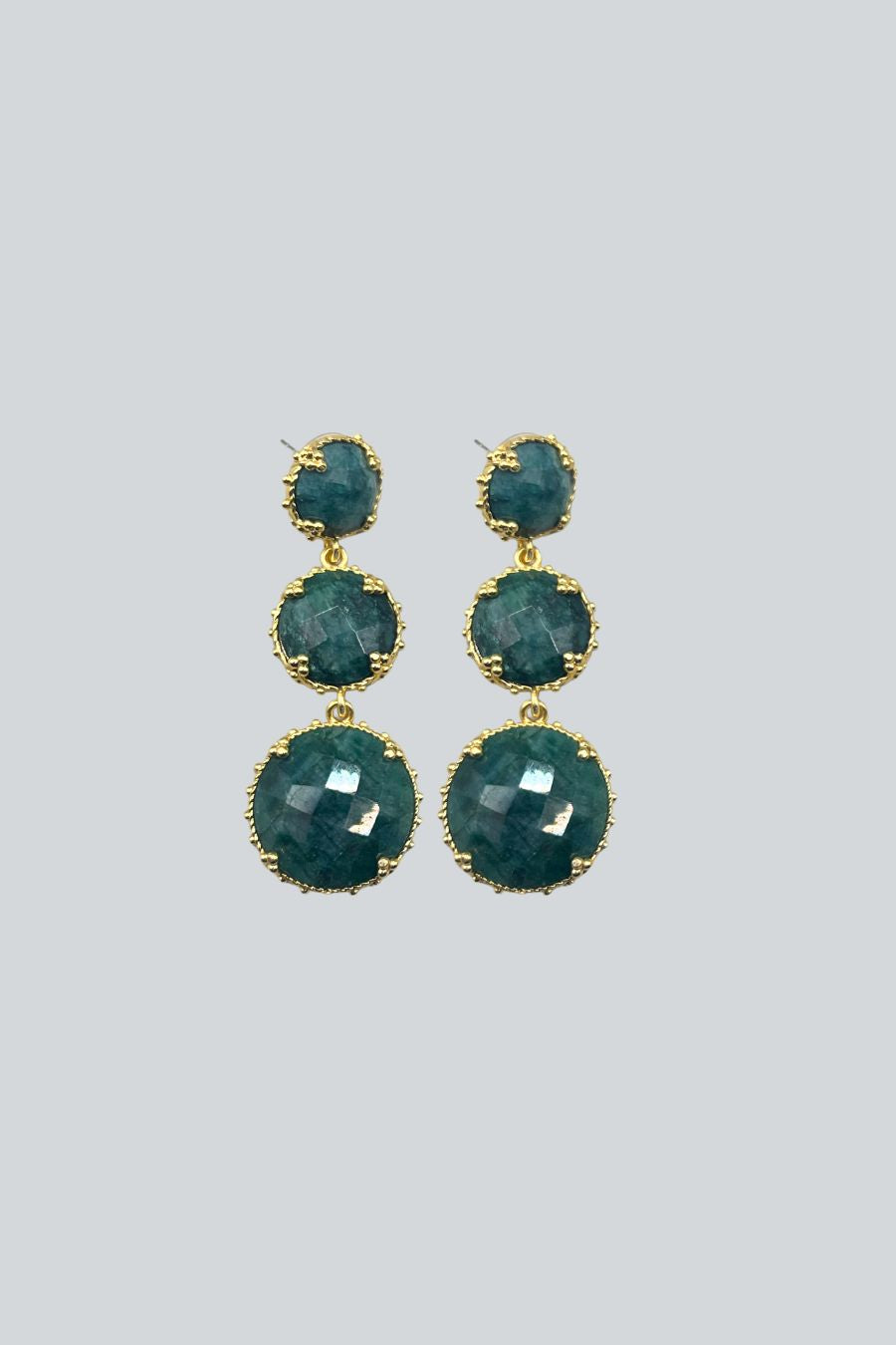 Aretes de diseño elegante con piedras naturales verdes