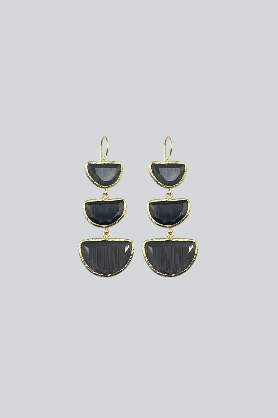 Aretes de diseño elegante con piedras naturales negras