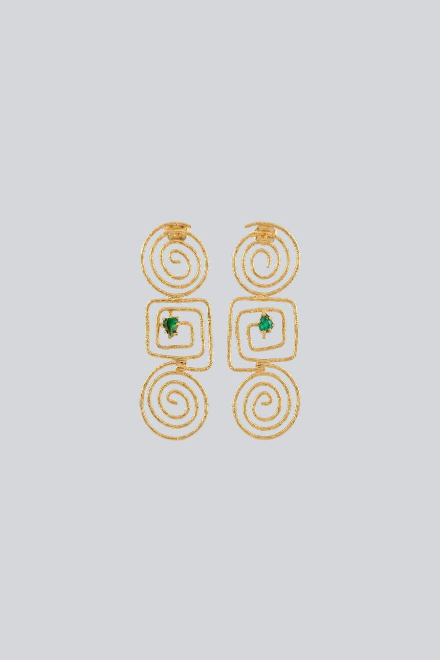 Aretes Afrodita largos con espirales y esmeralda en baño de oro 24K de Catalina Beuth.