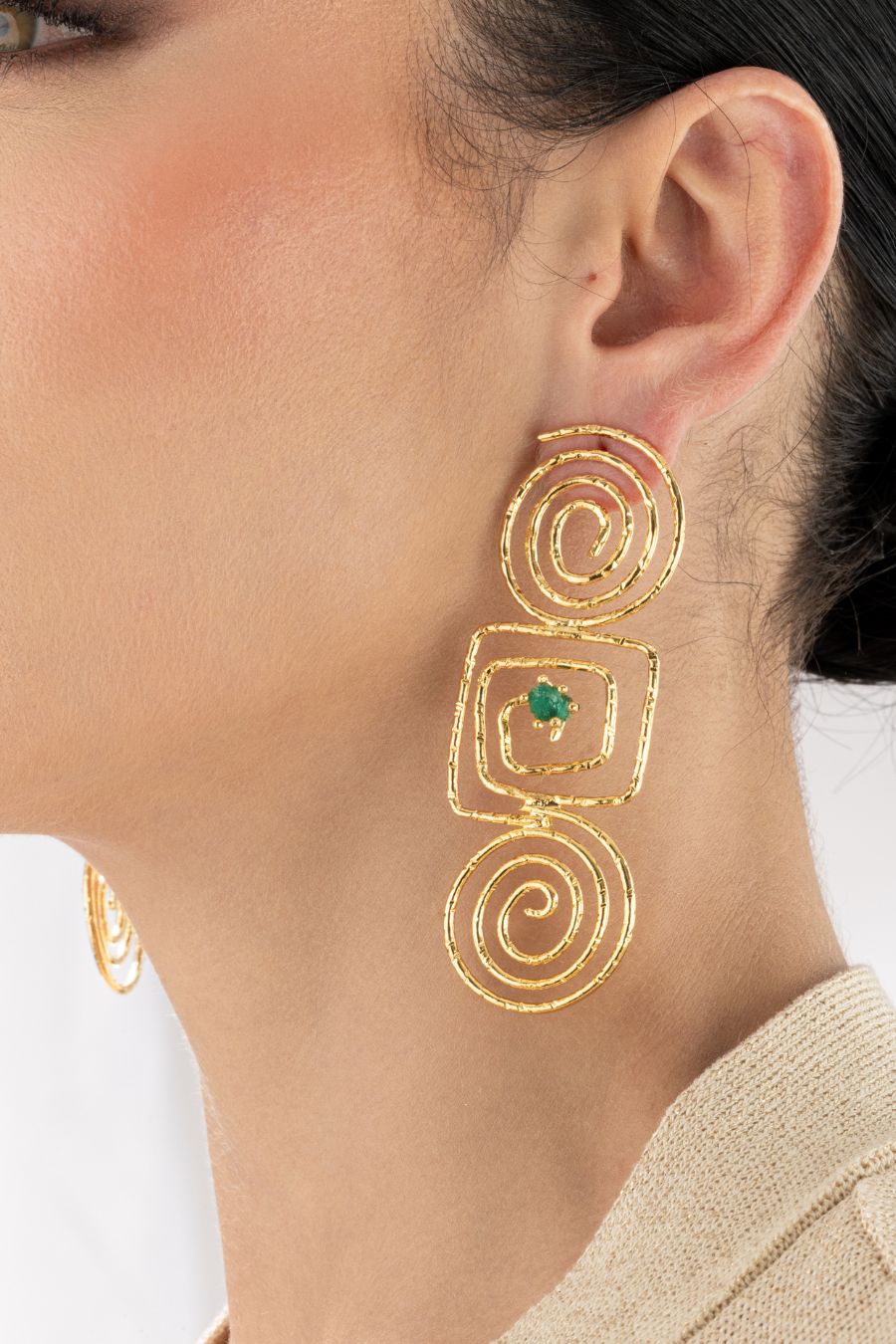 Aretes largos de oro 24K con esmeralda central de Catalina Beuth.