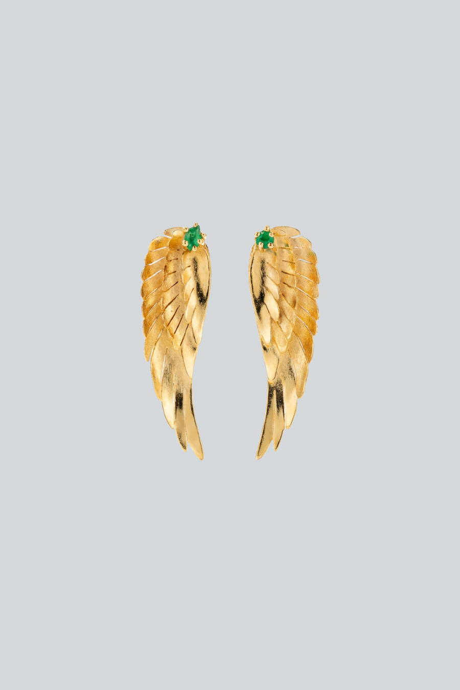 Aretes Angel con diseño de alas de ángel, esmeralda y baño de oro de 24K de Catalina Beuth.