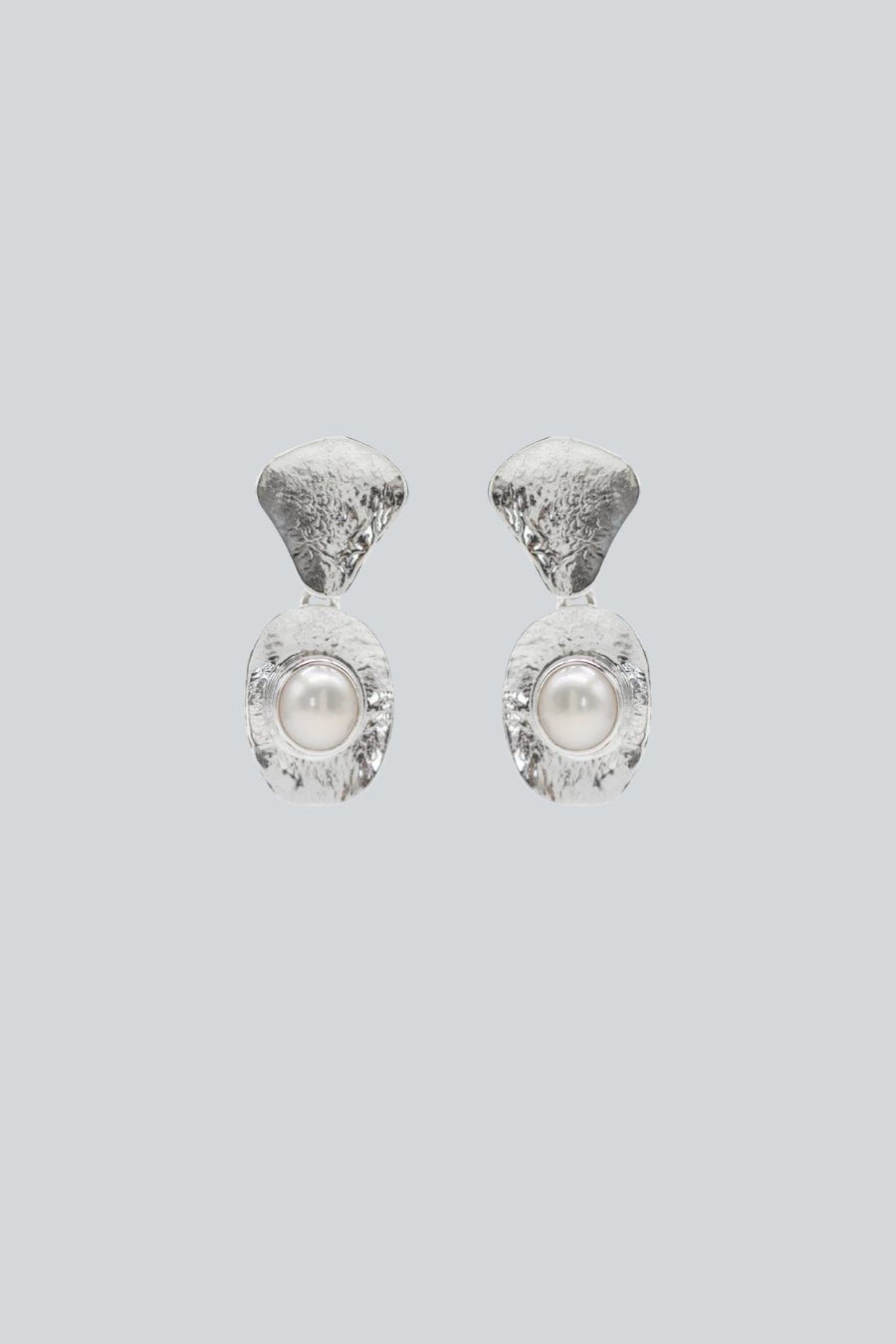 Aretes Centro de KARIZIA en plata .925 con cuerpos articulados, textura irregular y perla central