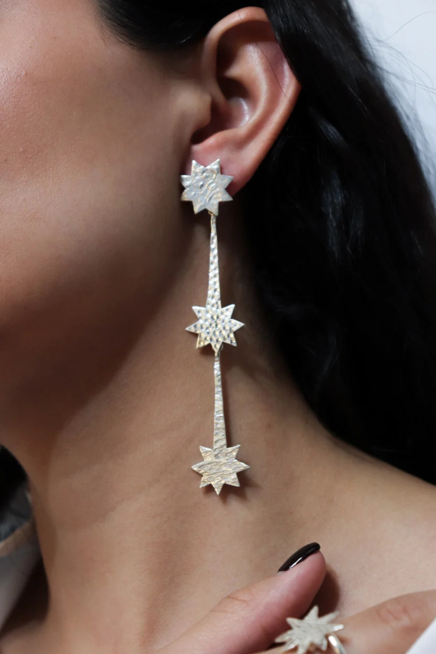 Aretes Destello de KARIZIA en plata .925 con figuras geométricas y acabados texturizados vista en modelo.