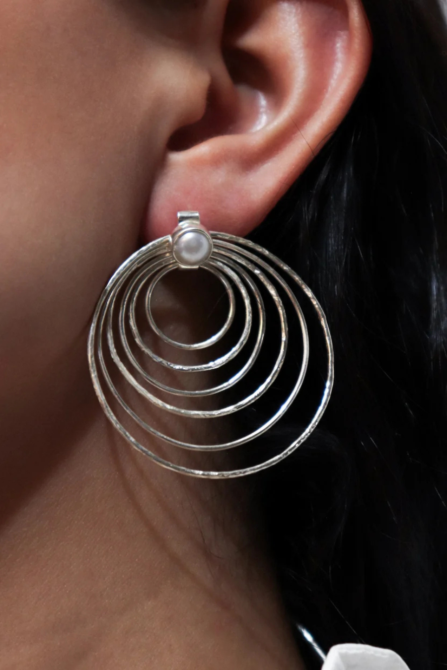 Aretes Eco de KARIZIA en plata .925 con aros concéntricos y perla vista en modelo