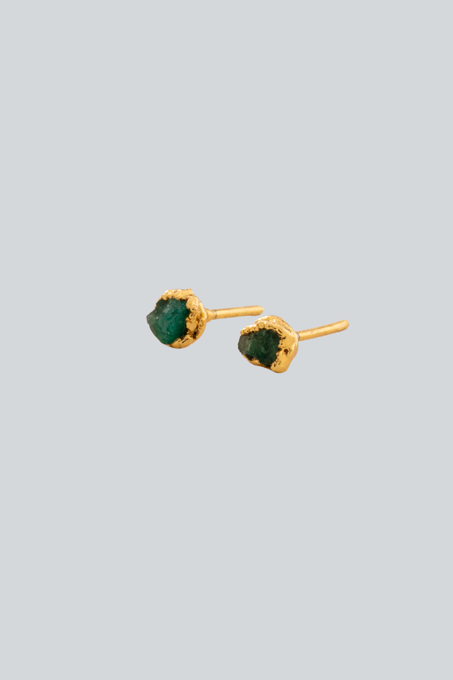 Arete Esmeralda pequeño de Catalina Beuth con piedra irregular y baño de oro de 24K
