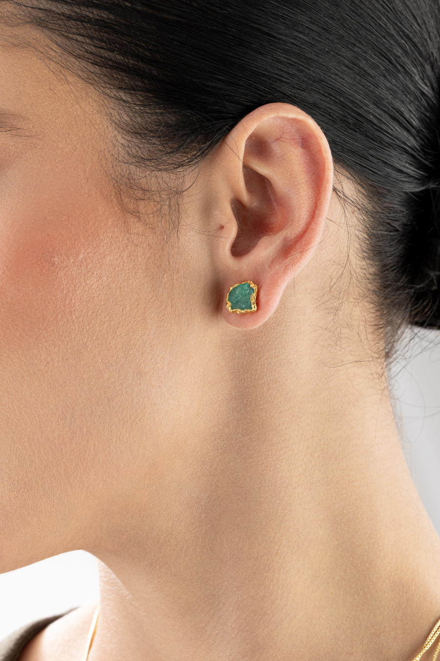 Arete de esmeralda de Catalina Beuth, diseño orgánico con baño de oro de 24K