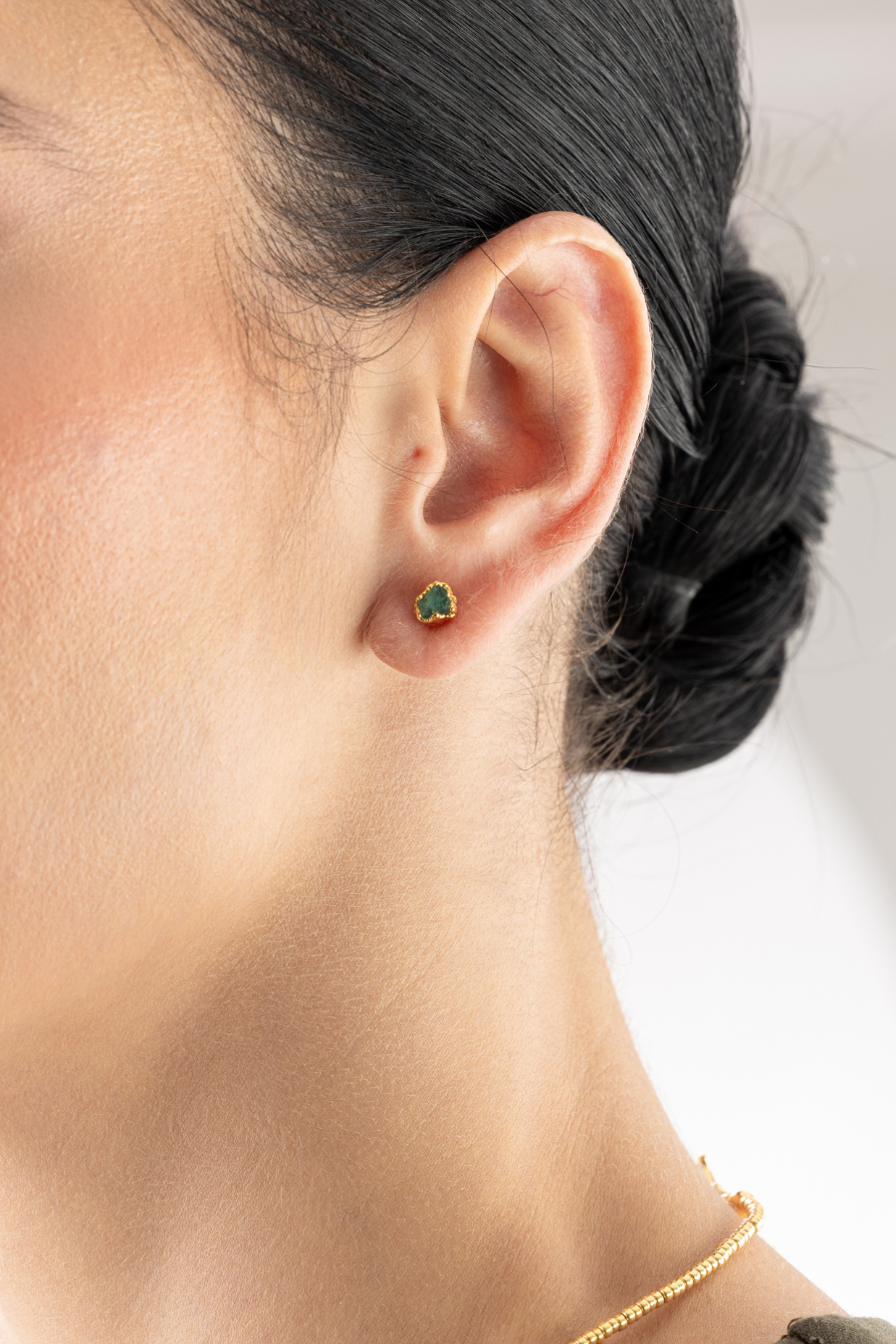 Arete Esmeralda pequeño de Catalina Beuth con piedra irregular y baño de oro de 24K vista en modelo.