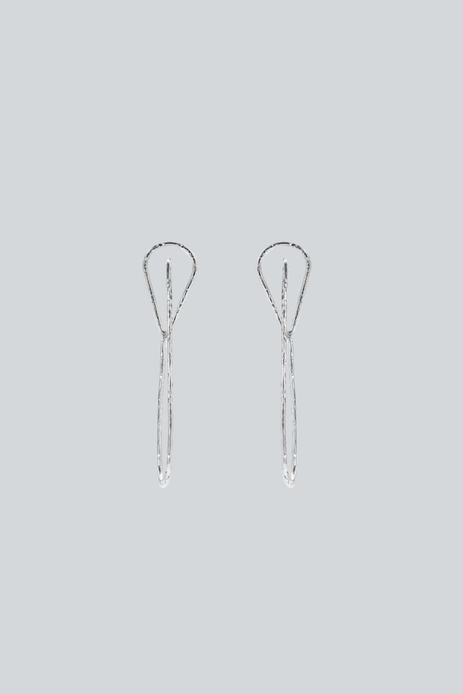 Aretes Trazo de KARIZIA en plata .925 con diseño lineal alargado y acabado texturizado

