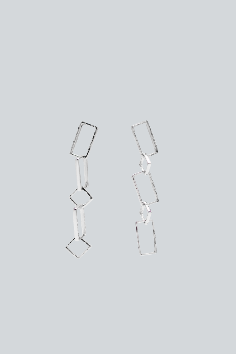 Aretes Umbral de KARIZIA en plata .925 con eslabones geométricos alargados y diseño articulado