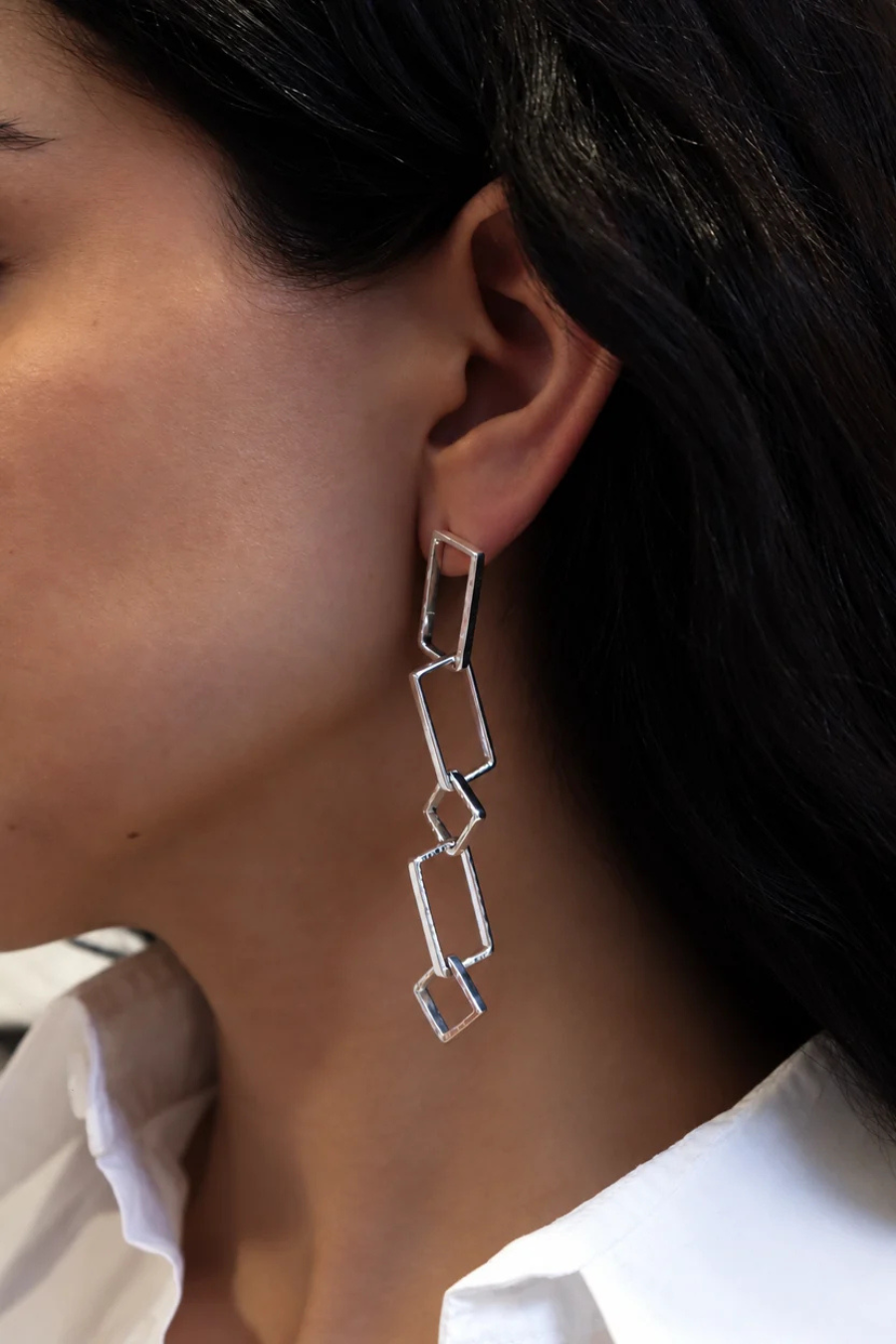 Aretes Umbral de KARIZIA en plata .925 con eslabones geométricos alargados y diseño articulado vista en modelo.