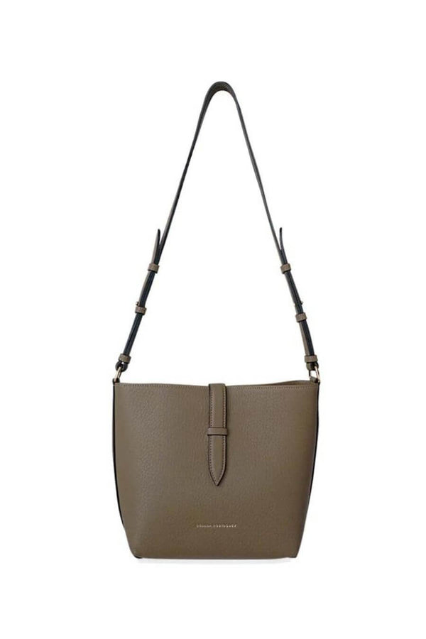 Bolso color mocha con correa UGGA Oriana Rodríguez