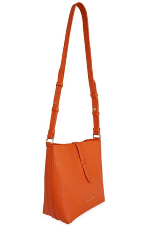 Bolso color naranja con correa UGGA Oriana Rodríguez